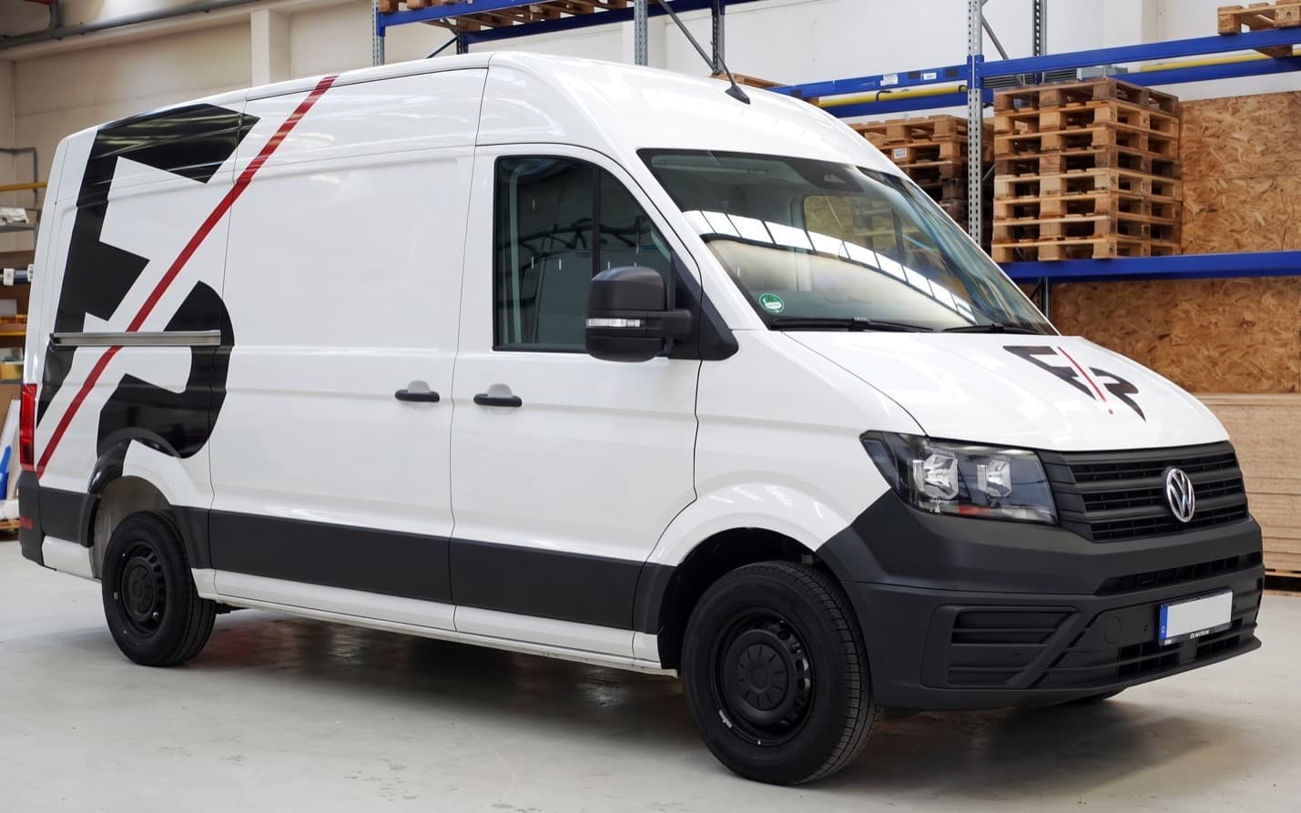 Der gebrandete Transporter der Foor Projekt & Ausbau GmbH in der eigenen Halle in Ratingen